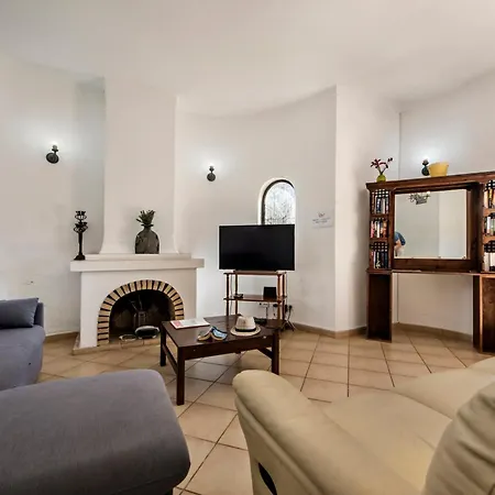 Exclusive Retreat In Vilamoura, Private Pool, Off-street Parking, Free Ac Wifi