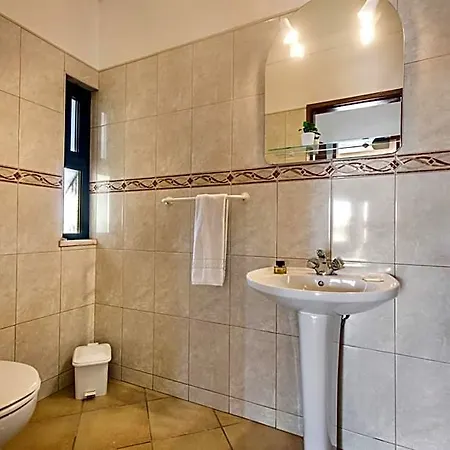 Exclusive Retreat In Vilamoura, Private Pool, Off-street Parking, Free Ac Wifi *